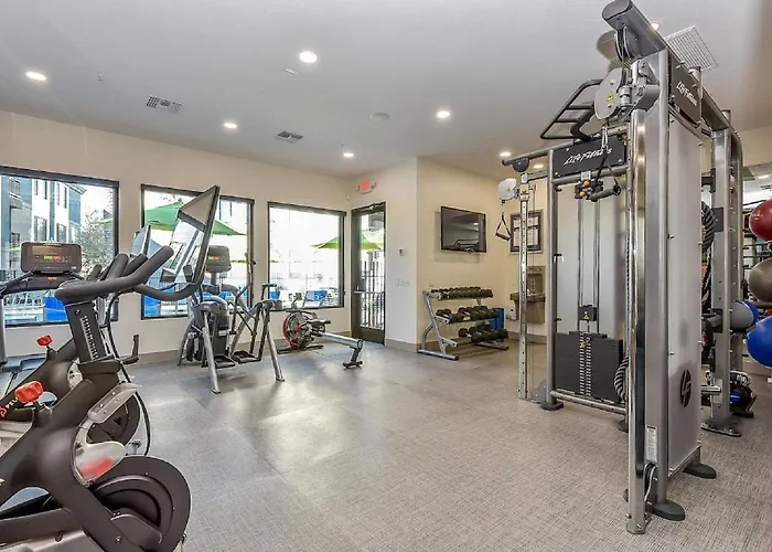 Ascent 1008 Cozy 2br I 2ba - Pool - Gym - Free Parking Apartment *