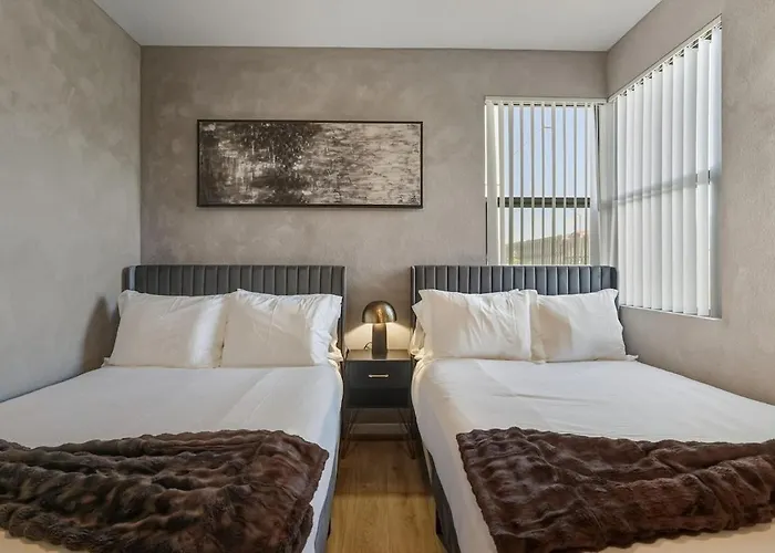 Ascent 1008 Cozy 2br I 2ba - Pool - Gym - Free Parking Apartment *