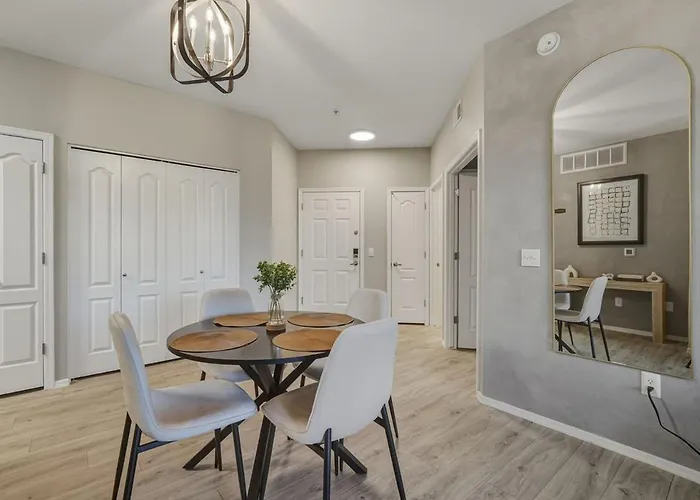 Ascent 1008 Cozy 2br I 2ba - Pool - Gym - Free Parking Apartment *