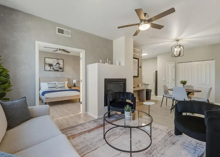 Ascent 1008 Cozy 2br I 2ba - Pool - Gym - Free Parking Apartment *