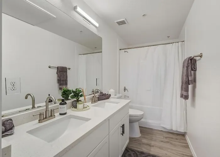 Ascent 1008 Cozy 2br I 2ba - Pool - Gym - Free Parking *