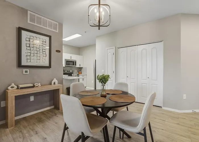 Ascent 1008 Cozy 2br I 2ba - Pool - Gym - Free Parking Apartment