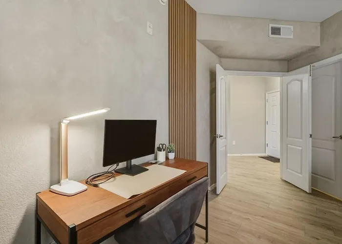 Ascent 1008 Cozy 2br I 2ba - Pool - Gym - Free Parking Apartment *