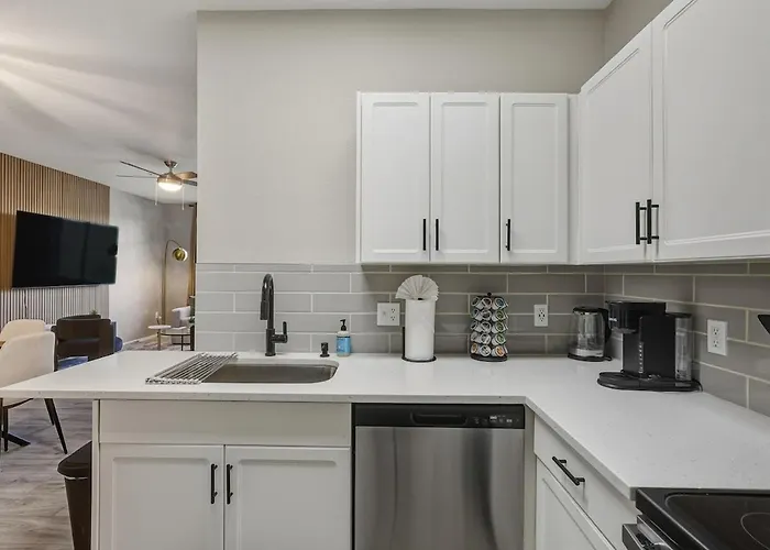 Ascent 1008 Cozy 2br I 2ba - Pool - Gym - Free Parking Apartment *